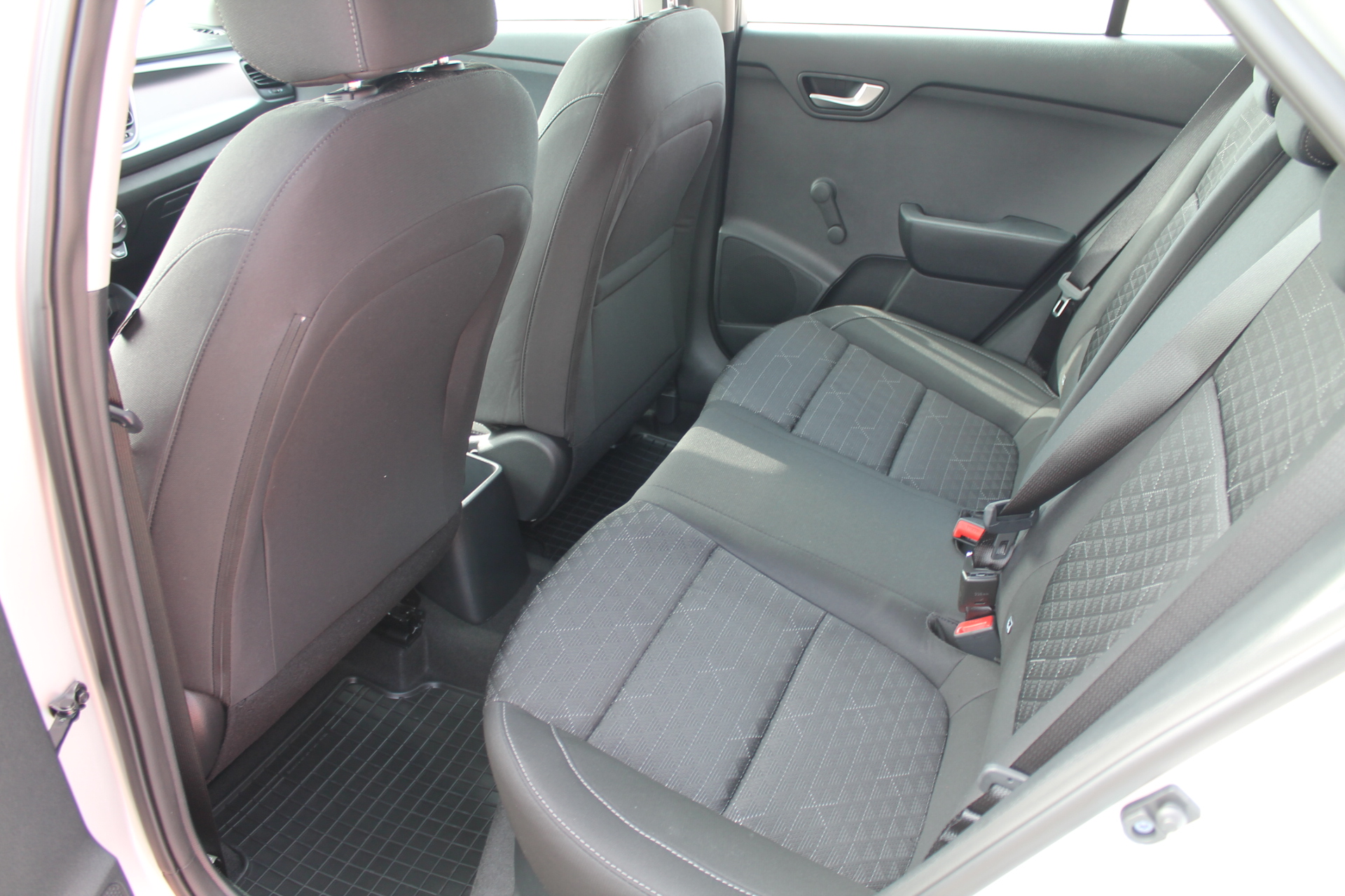 Fahrzeugabbildung Kia RIO 1.2 COMFORT / SOFORT VERFÜGBAR / NEUWAGENZUSTAND