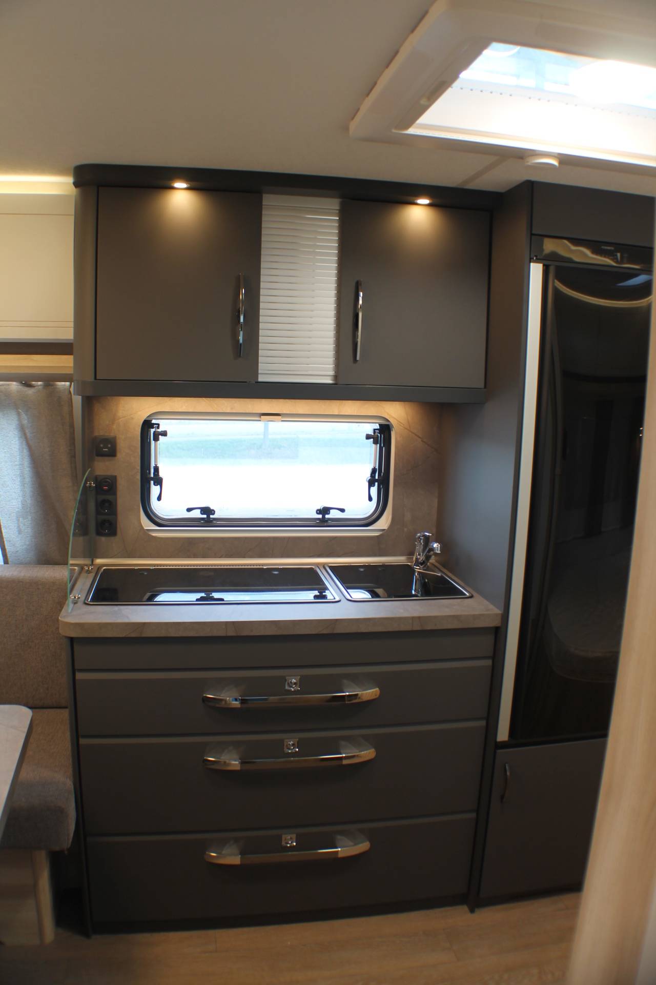 Fahrzeugabbildung Hobby 460 UFe De Luxe, AUFLASTUNG 1500 KG, AUSSENSTECKDOSE