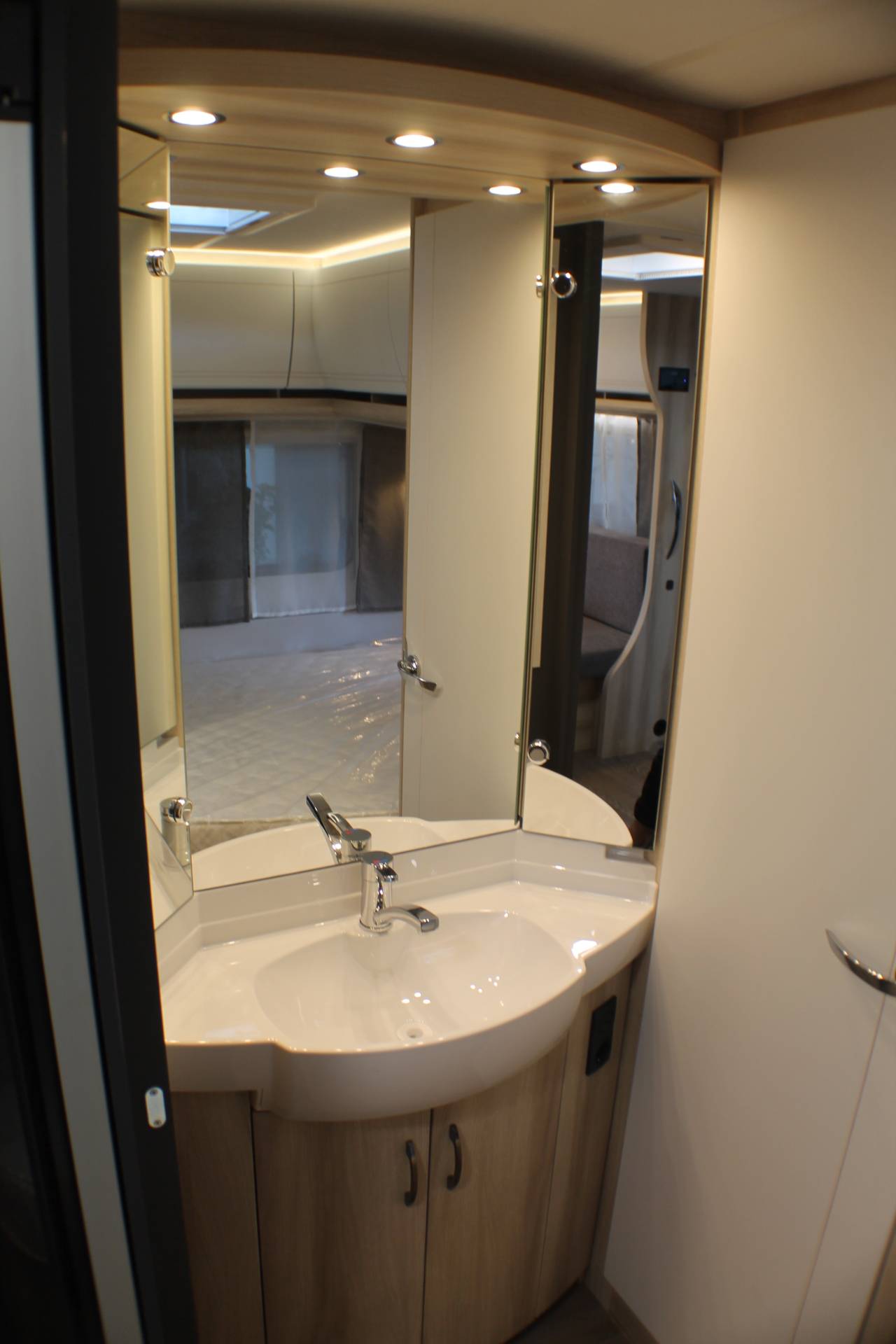 Fahrzeugabbildung Hobby 460 UFe De Luxe, AUFLASTUNG 1500 KG, AUSSENSTECKDOSE