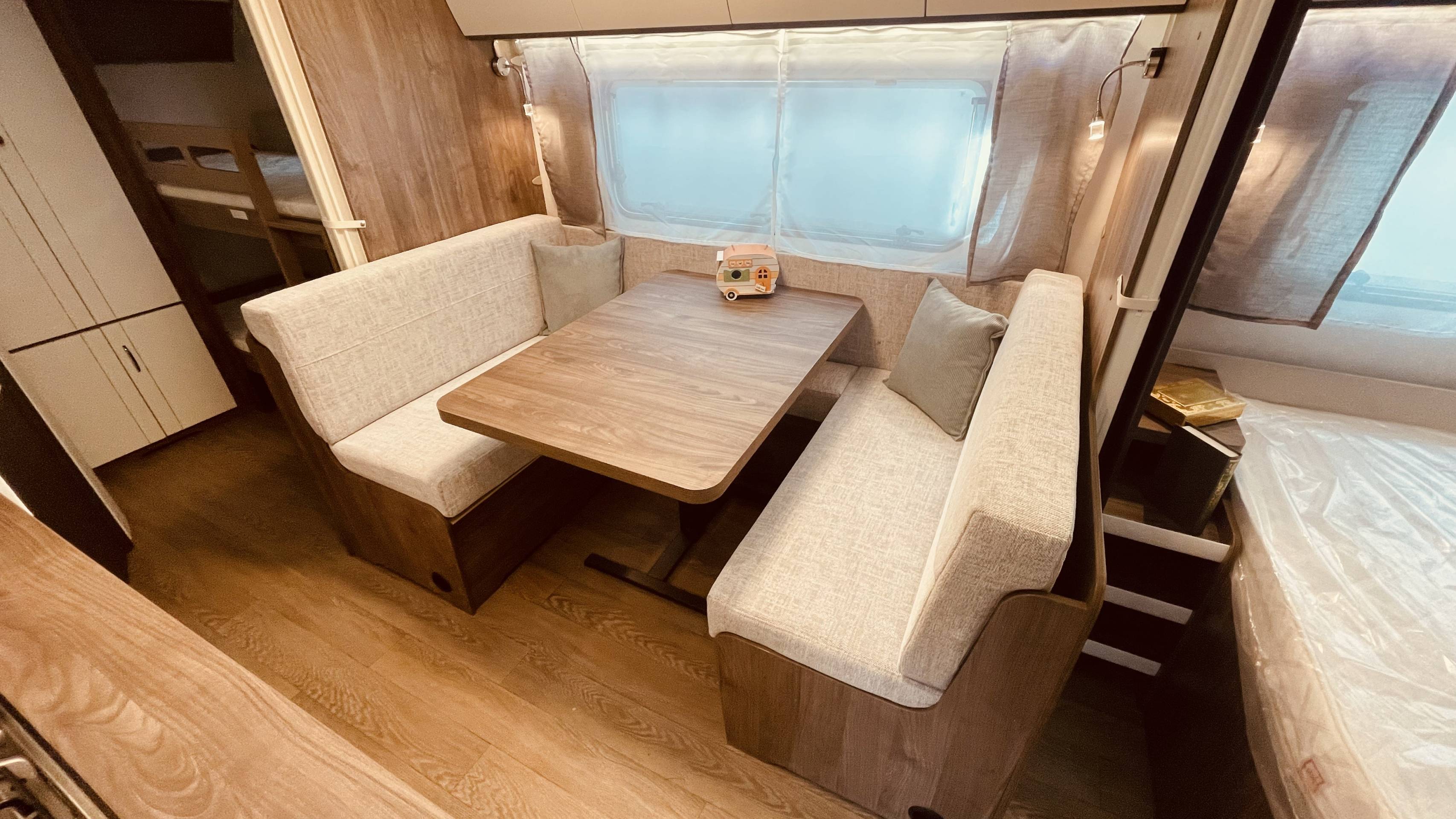 Fahrzeugabbildung Hobby Excellent Edition 545 KMF, AUFLASTUNG 2000 KG , BACKOFEN,