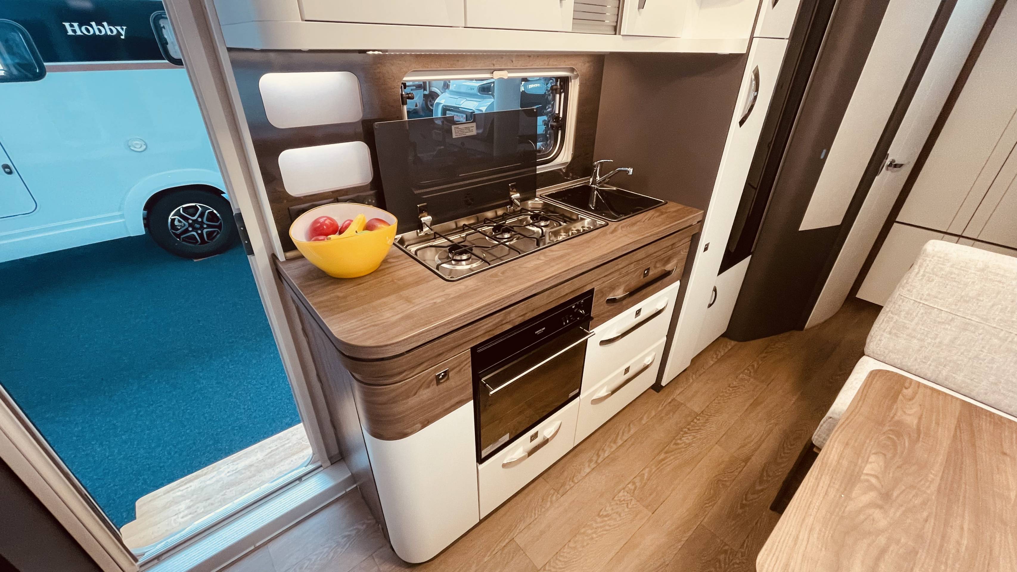 Fahrzeugabbildung Hobby Excellent Edition 545 KMF, AUFLASTUNG 2000 KG , BACKOFEN,