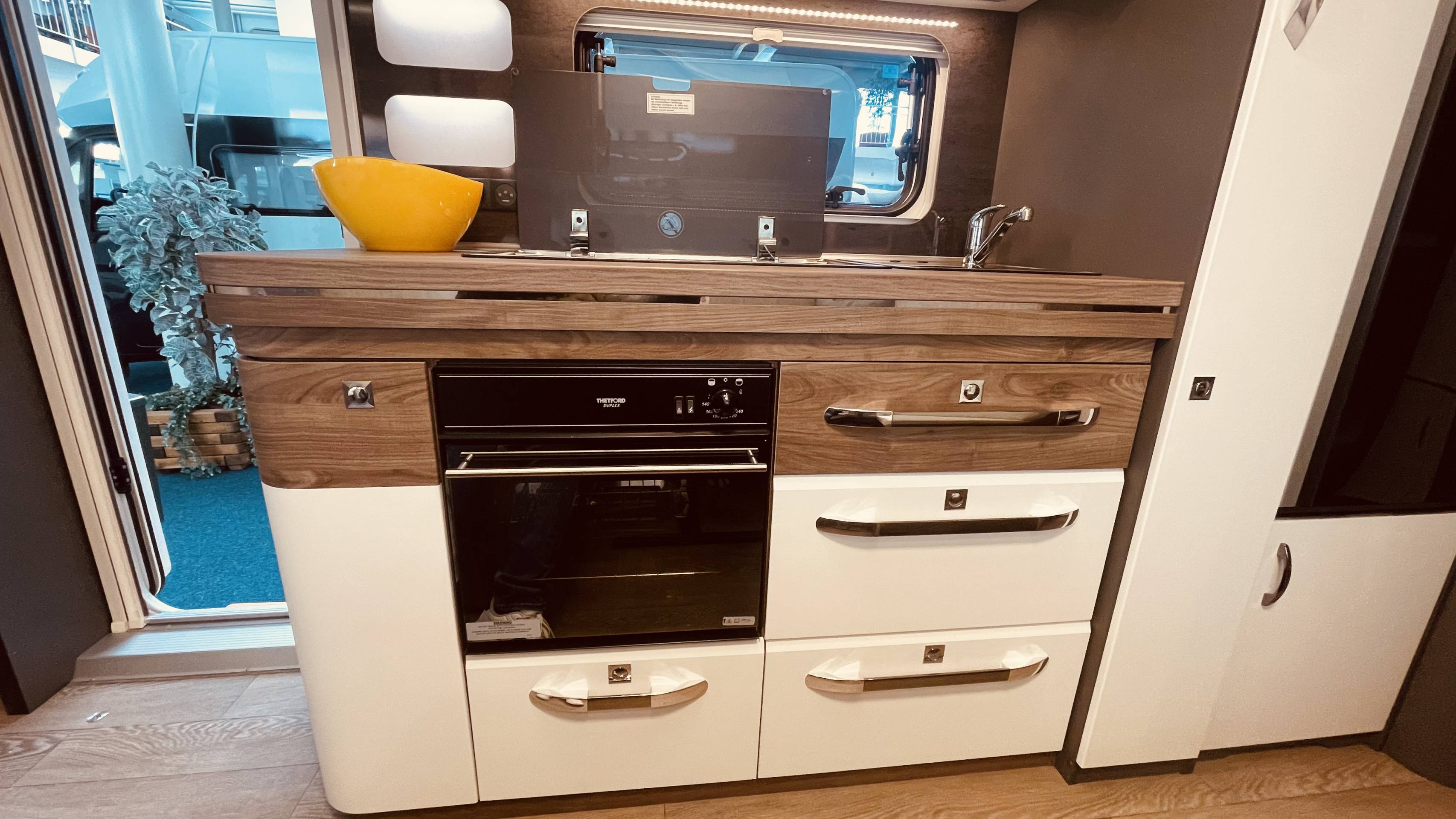 Fahrzeugabbildung Hobby Excellent Edition 545 KMF, AUFLASTUNG 2000 KG , BACKOFEN,