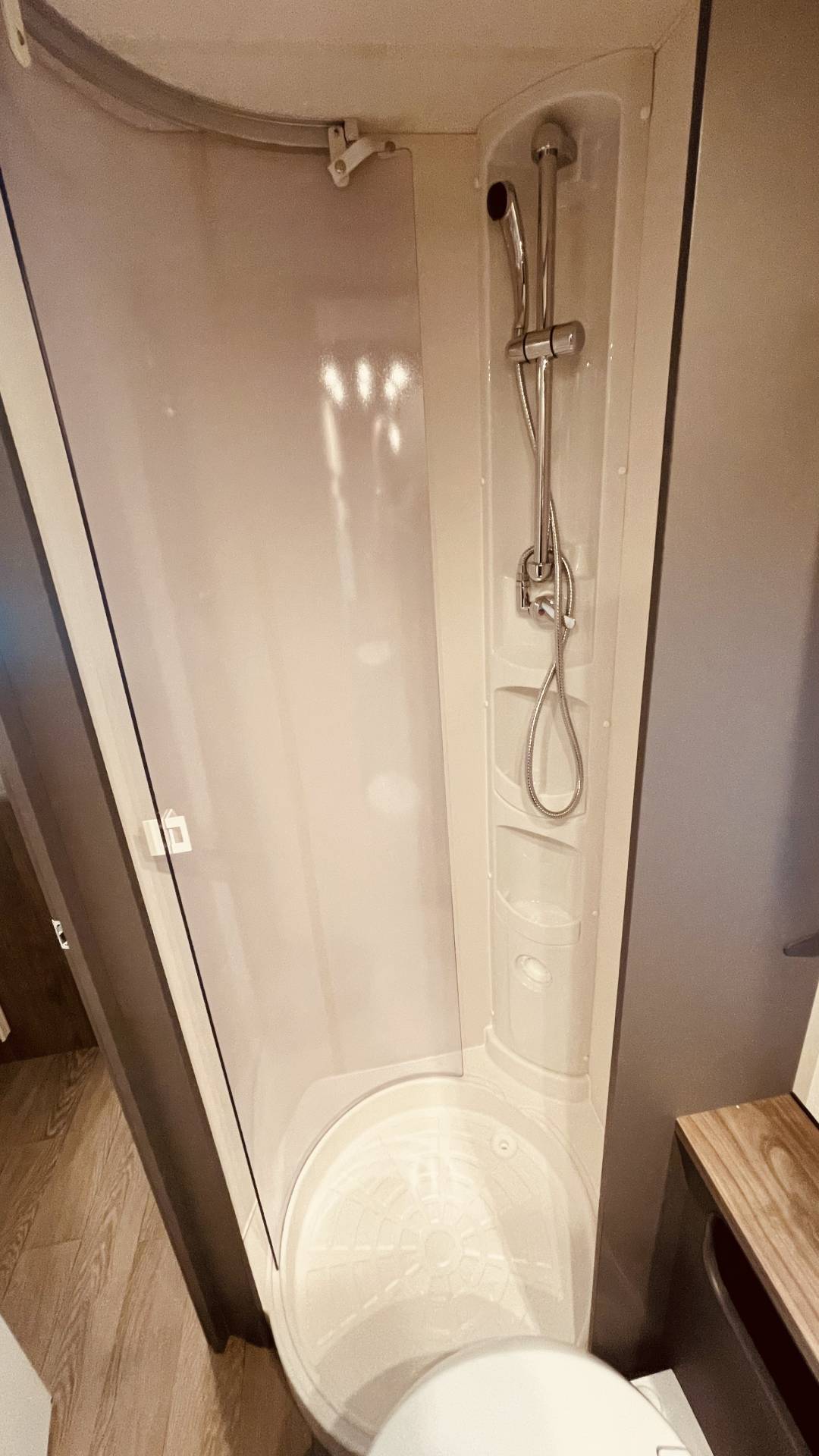 Fahrzeugabbildung Hobby Excellent Edition 545 KMF, AUFLASTUNG 2000 KG , BACKOFEN,