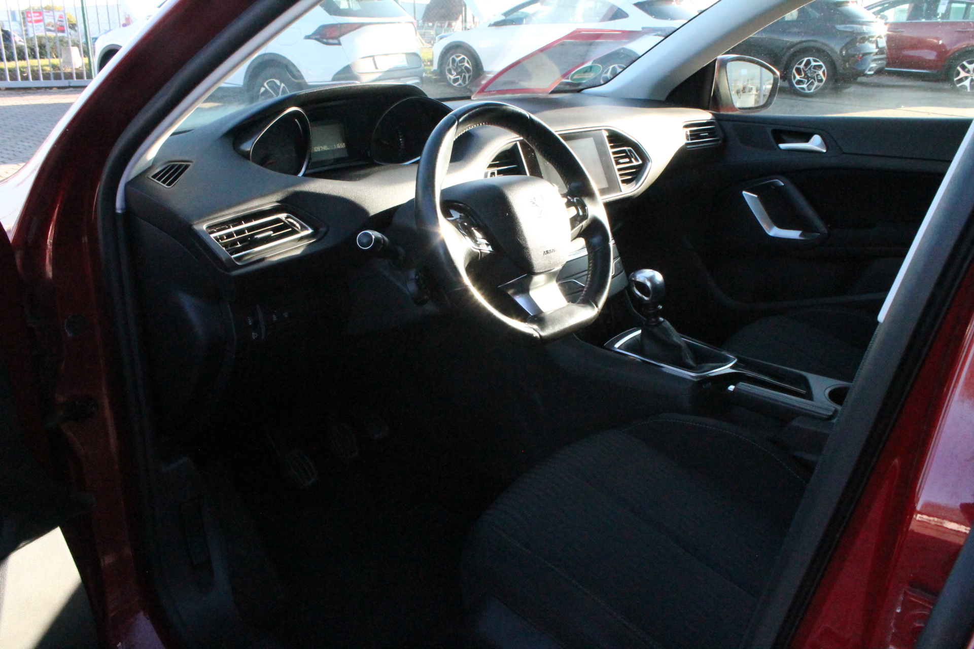 Fahrzeugabbildung Peugeot 308 THP 1.2 /TÜV 05 / 27 / 8 - fache Bereifung / wenig KM