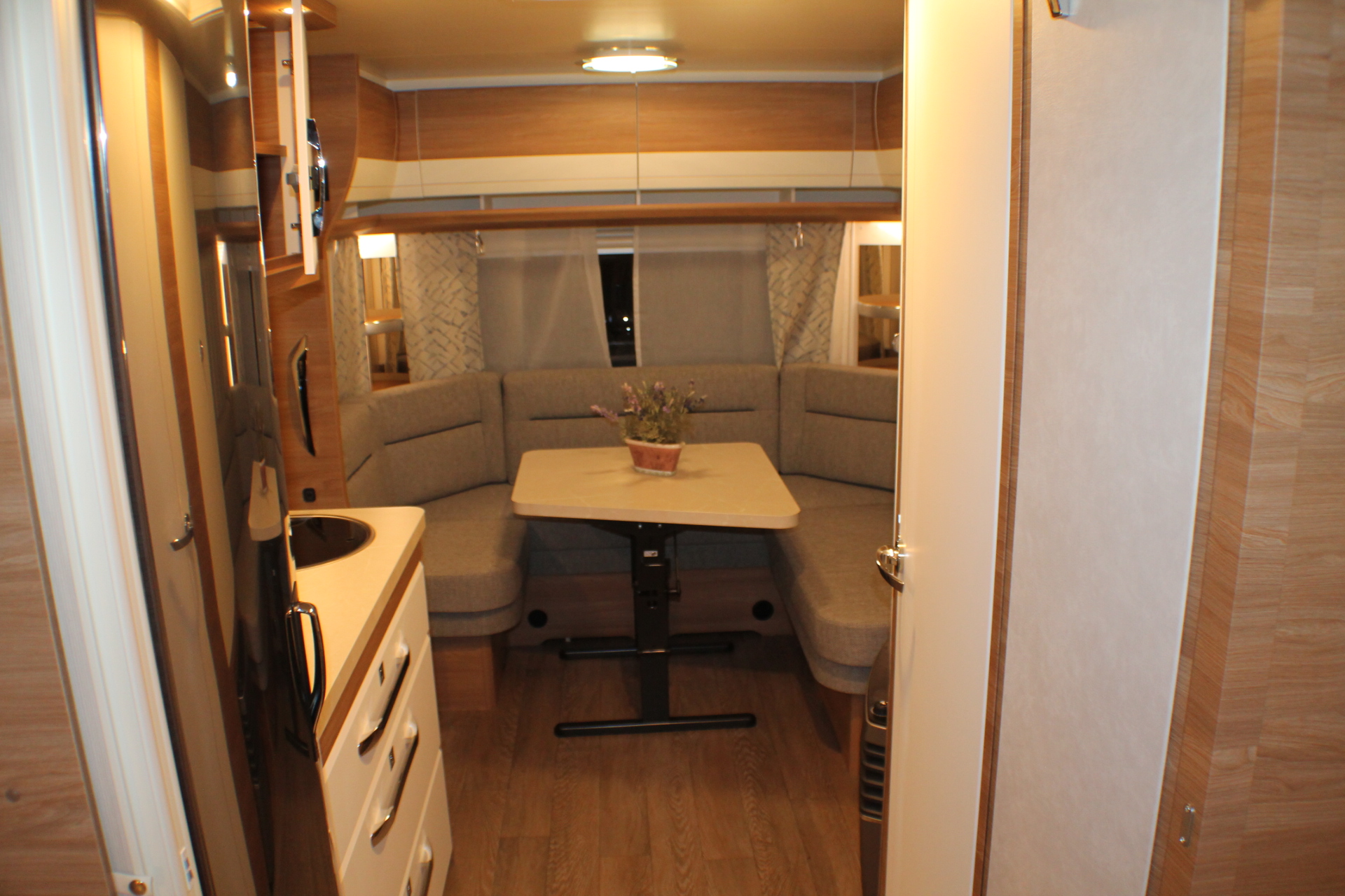 Fahrzeugabbildung Hobby 495 UL De Luxe, Bettverbreiterung, Auflastung, Markise