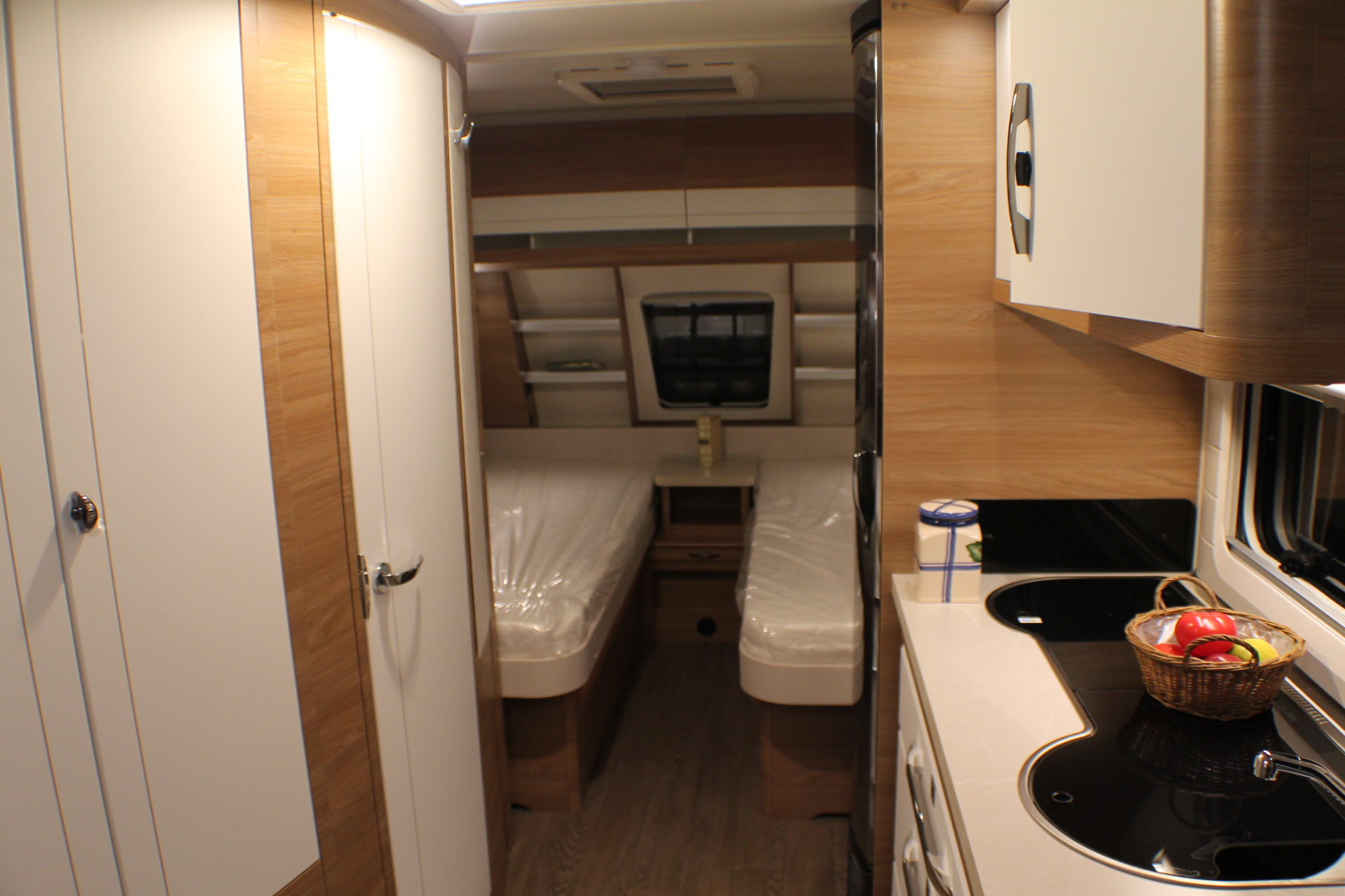 Fahrzeugabbildung Hobby 495 UL De Luxe, Bettverbreiterung, Auflastung, Markise