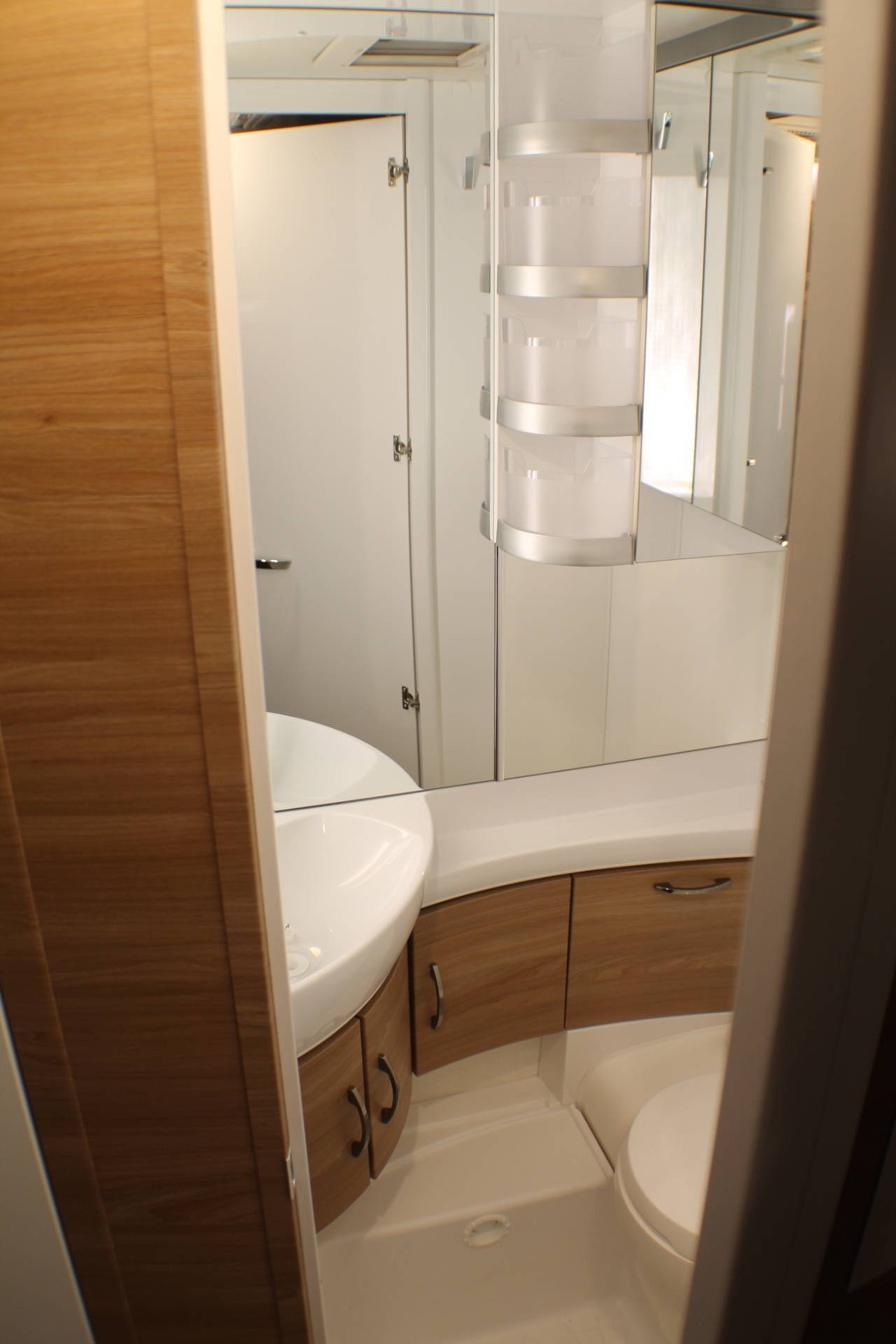 Fahrzeugabbildung Hobby 495 UL De Luxe, Bettverbreiterung, Auflastung, Markise