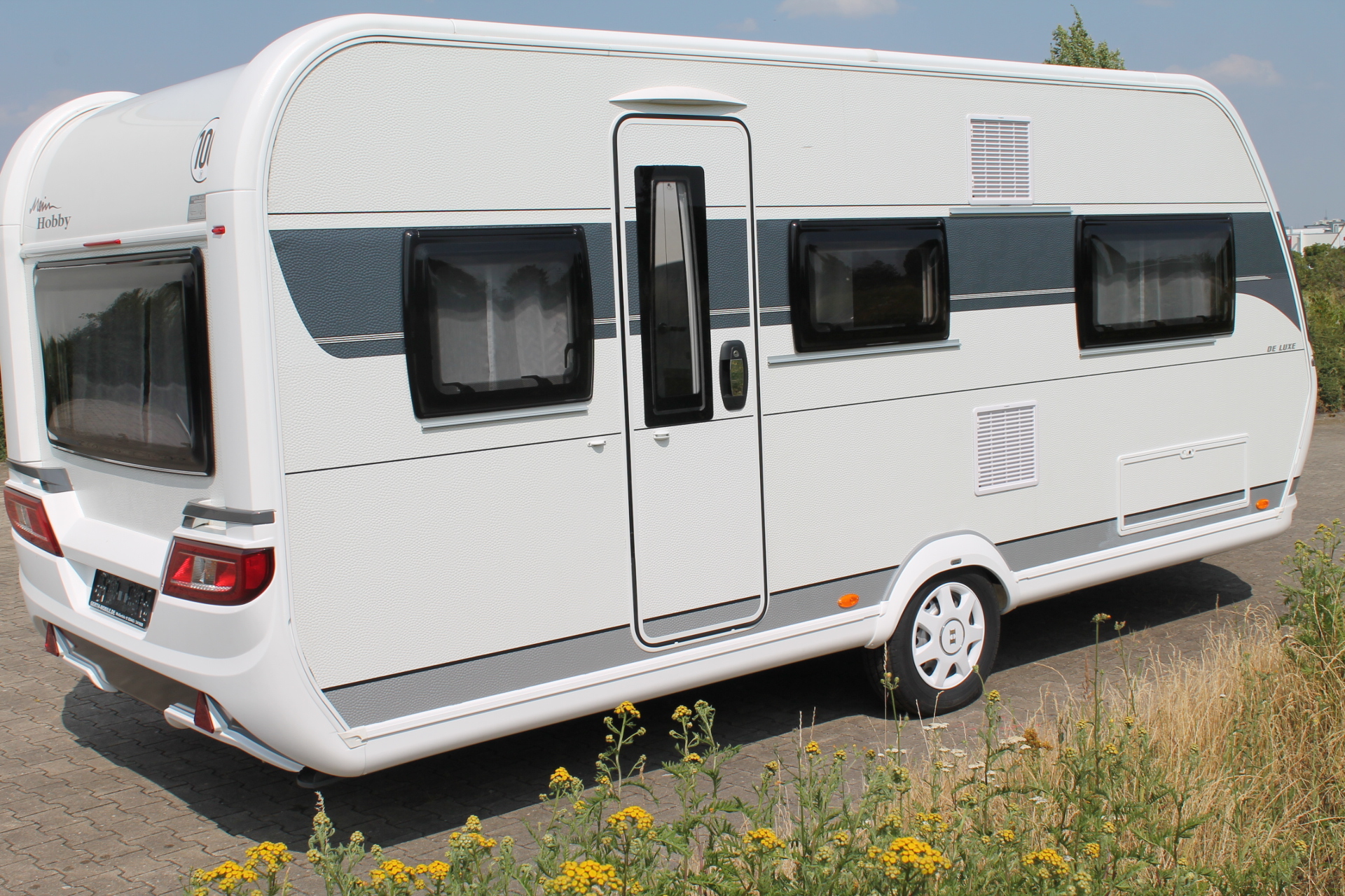 Fahrzeugabbildung Hobby 495 UL De Luxe, Bettverbreiterung, Auflastung, Markise