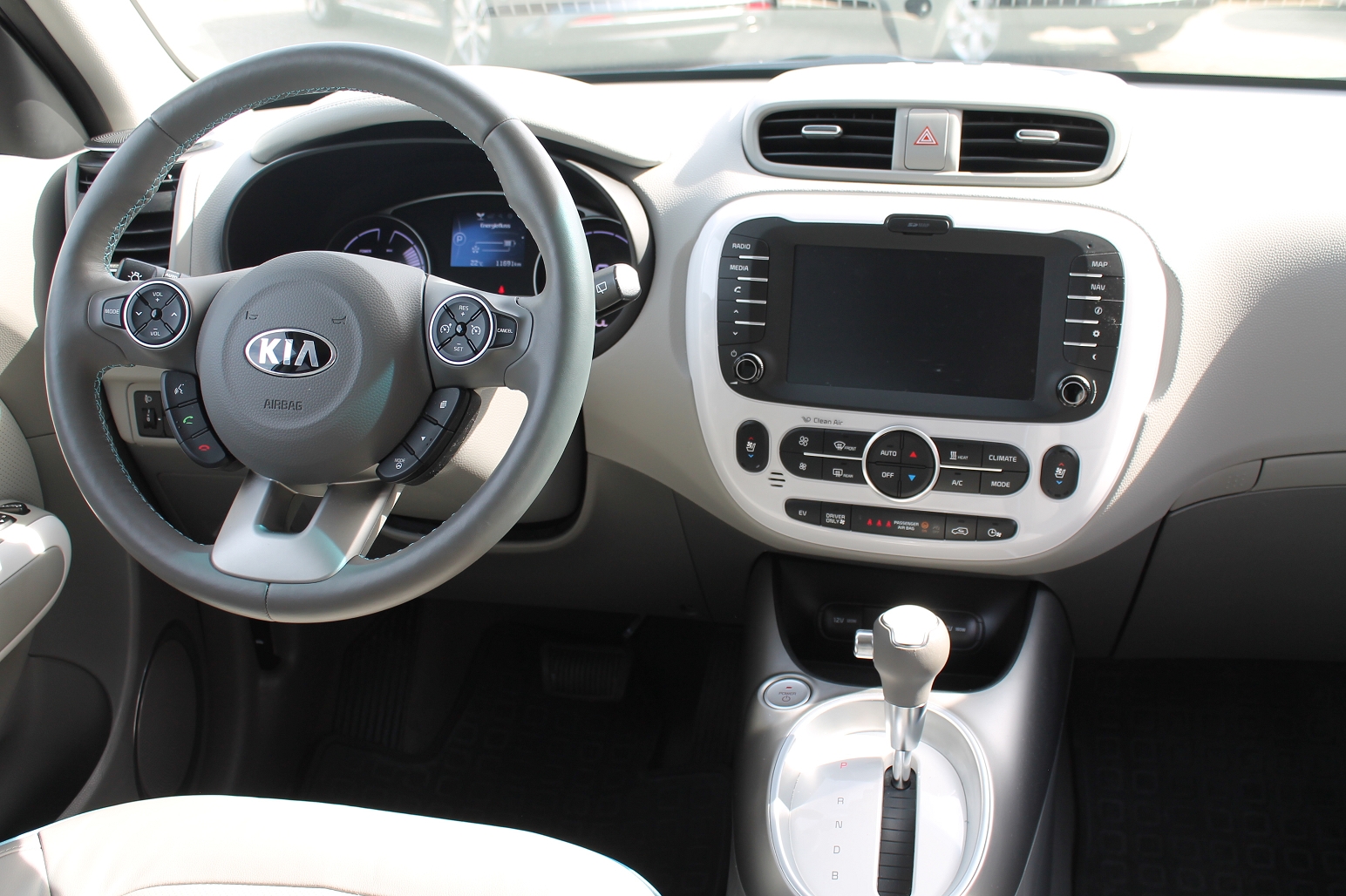 Fahrzeugabbildung Kia SOUL EV PLAY / SOFOT VERFÜGBAR / GUTER ZUSTAND